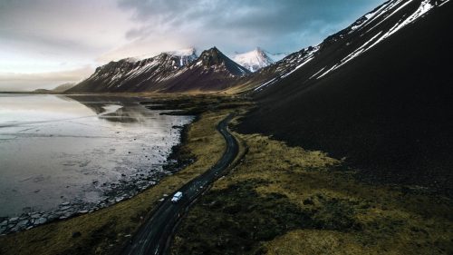 Vue d'un paysage islandais avec ses falaises et montagnes dans le fond