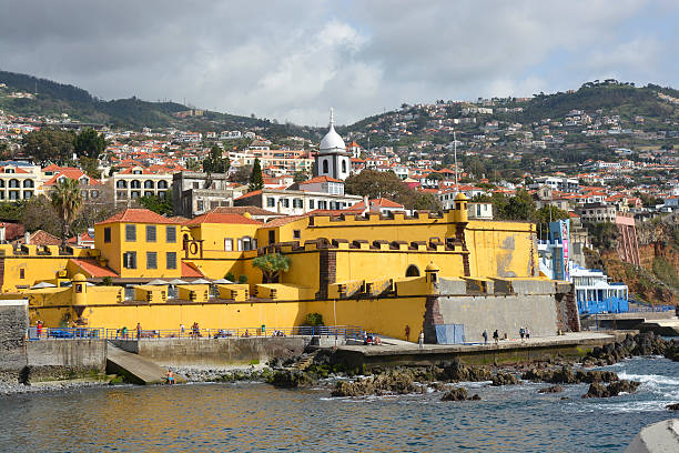 chateau jaune forteresse funchal capitale madere
