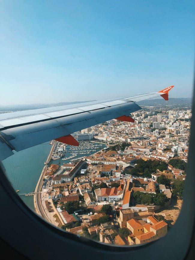 Vue aérienne de Faro au Portugal depuis le hublot d'un avion
