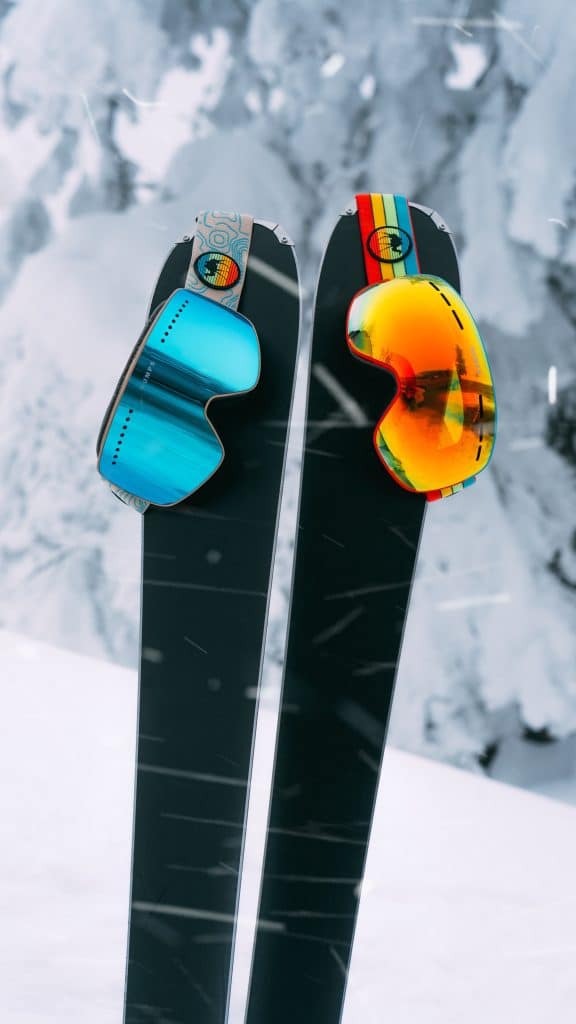 Lunettes de skis posé sur une paire de ski ,