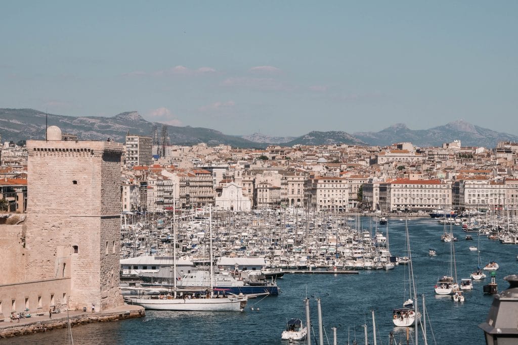 Photo du vieux port de Marseille et de sa Tour avec des bateaux sur l'eau