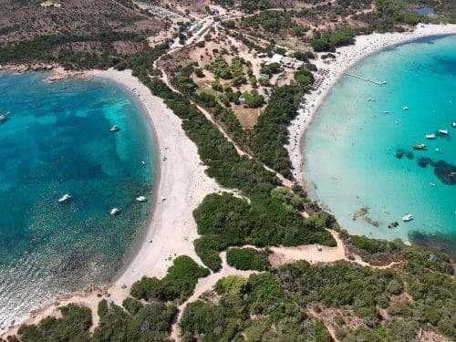 Vue du ciel de la baie de Santa Manza en Corse avec ses plages