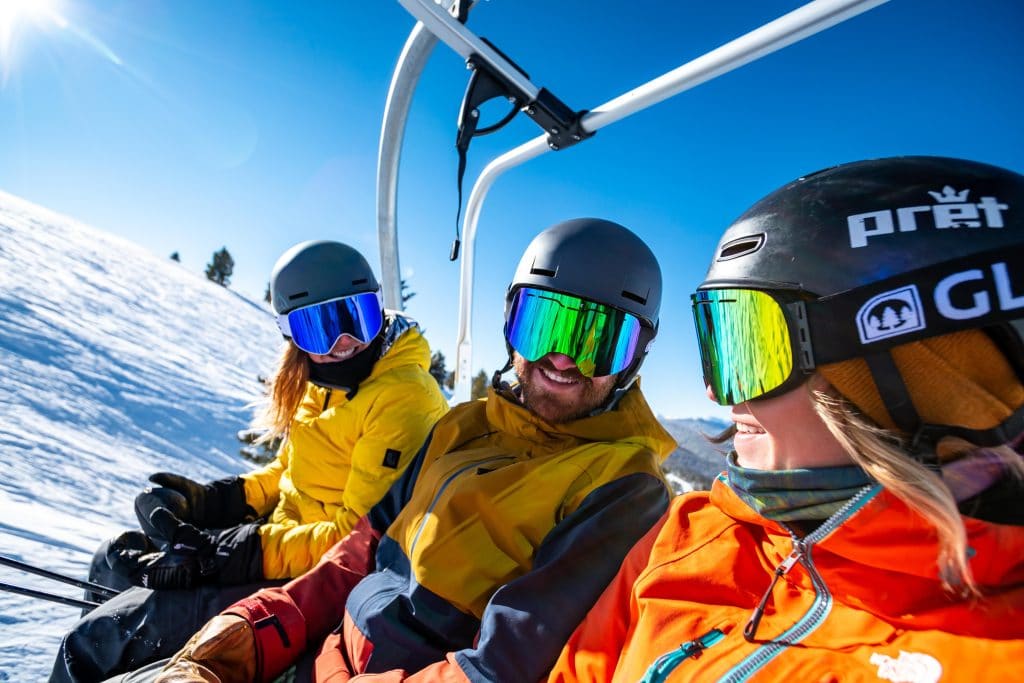 Amis sur un télésiège au ski pendant la période basse  
