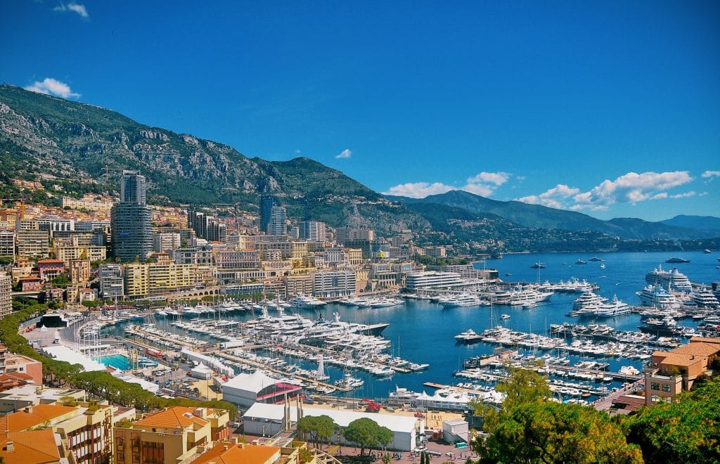 Vue de la baie de Monaco depuis les hauteurs du pays