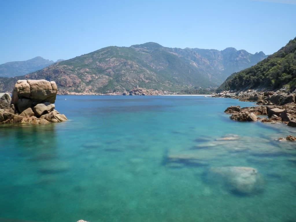 Baie de Girolata avec eaux translucide