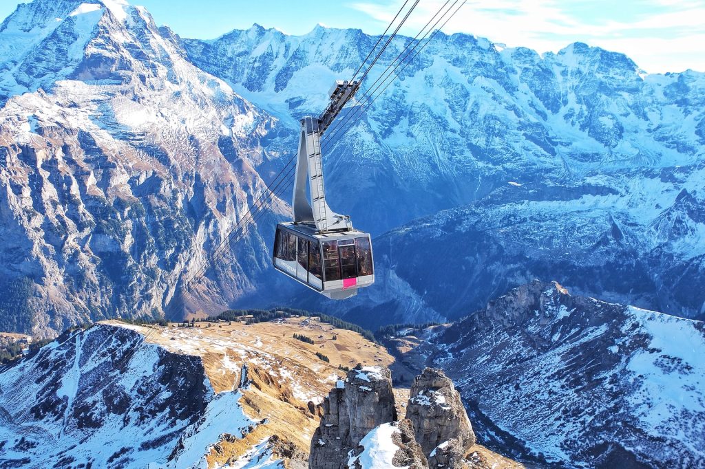 Téléphérique au dessus des pistes de ski de Mürren en Suisse