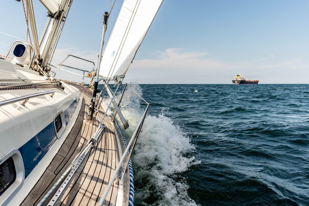 Vue depuis un voilier voguant sur l'océan, activité idyllique pour des vacances sportives