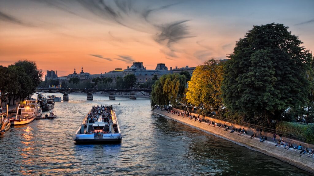 Bateau mouche en croisière sur la Seine à Paris en Automne