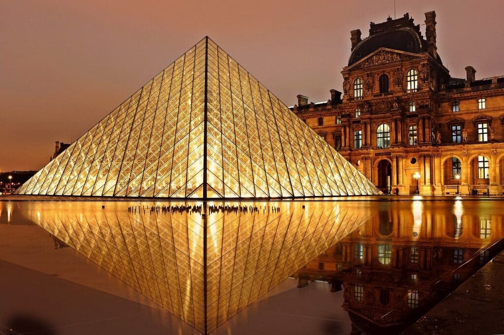 Pyramide du musée du Louvre à Paris