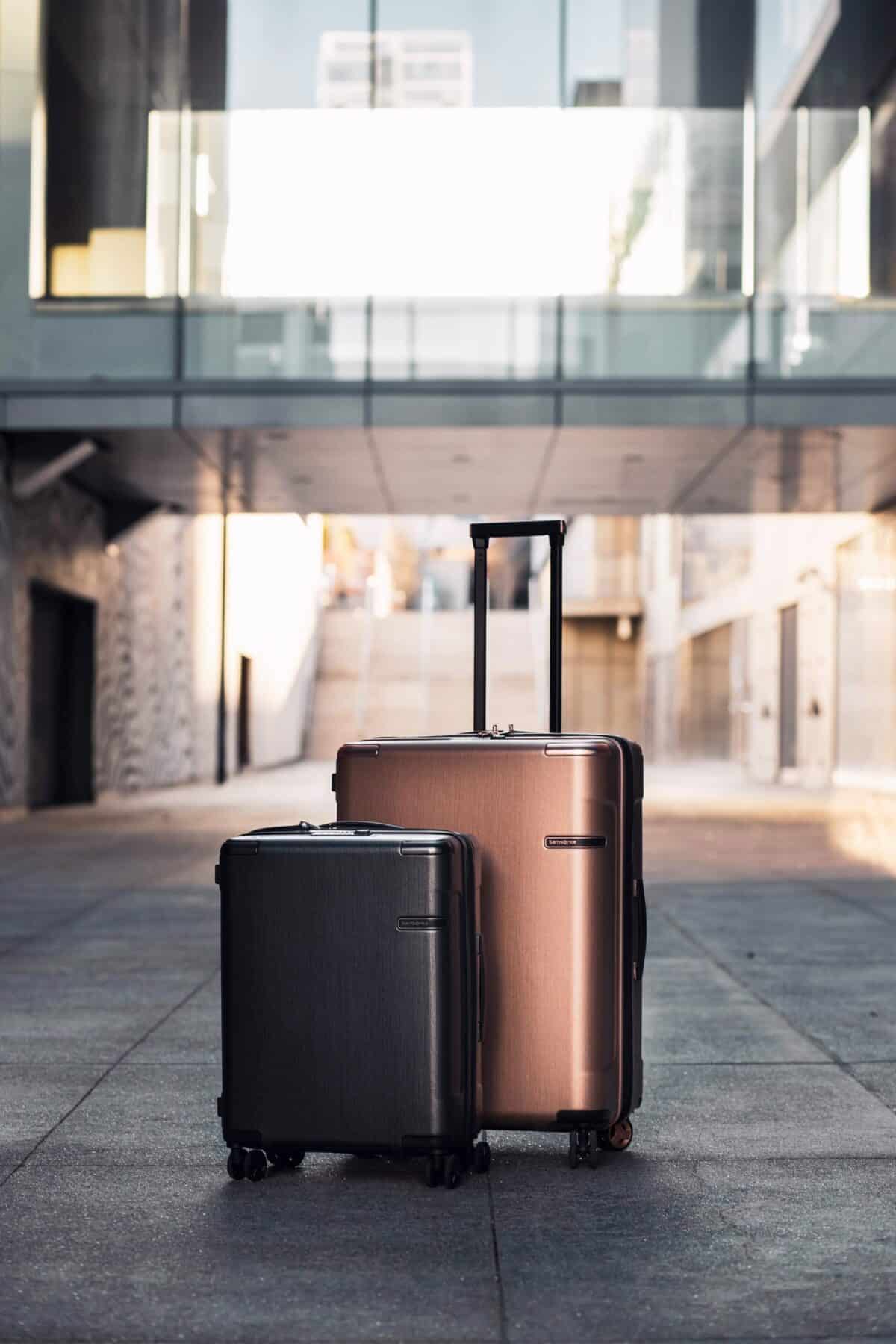 Deux valises avec une petite et une grande l'une devant l'autre.