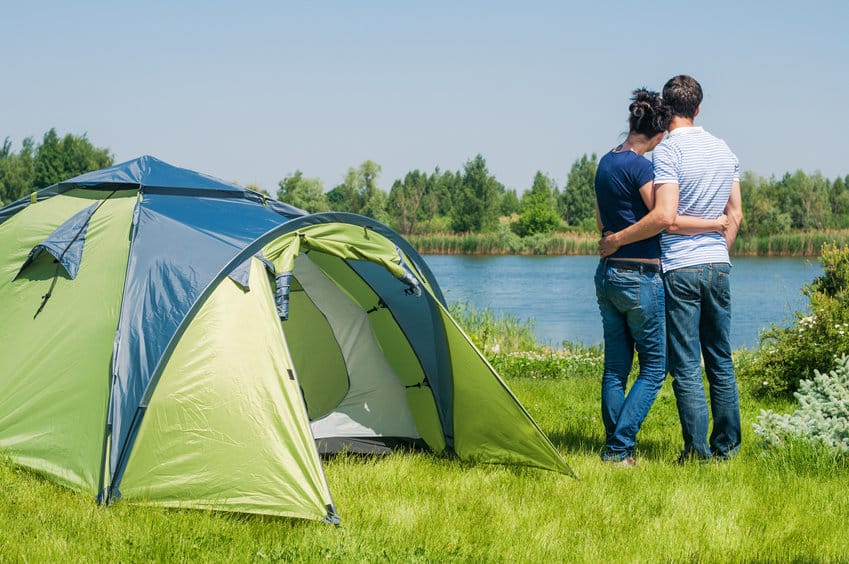 Couple dans un camping en Bourgogne