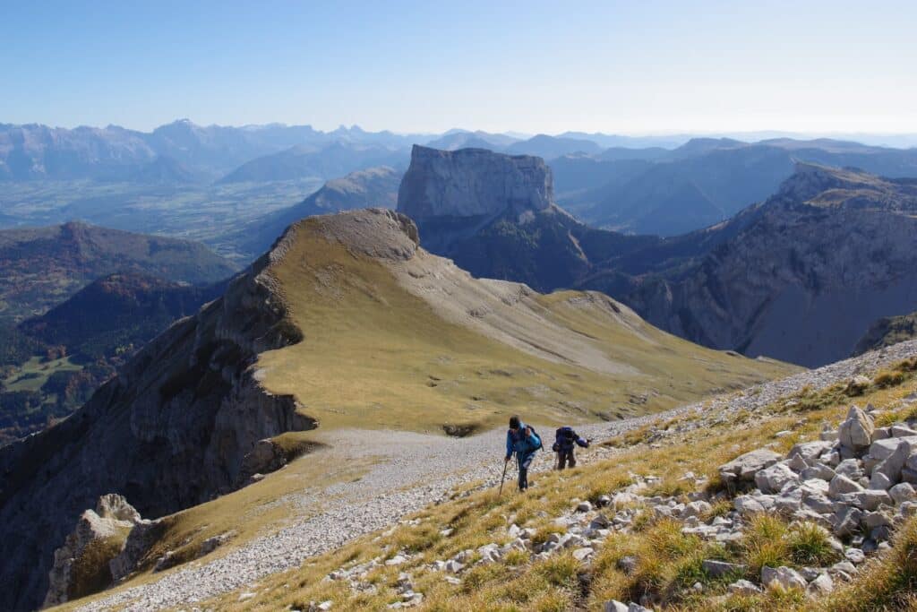 Deux personnes qui font une randonnée dans le parc du Vercors situé en Isère
