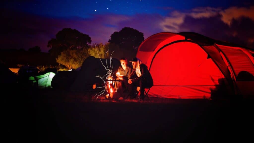 Jeunes faisants du camping la nuit