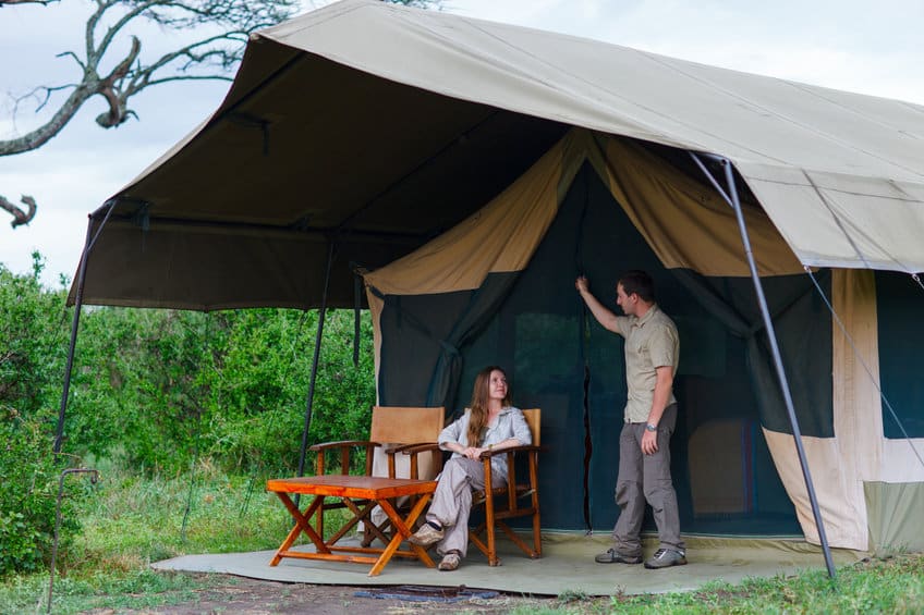Jeune couple devant leur tente pendant un safari en Afrique du Sud