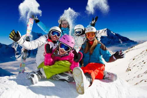 Famille en vacances au ski