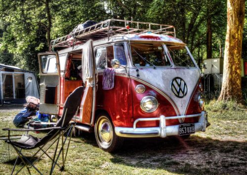 Combi Volkswagen dans un camping