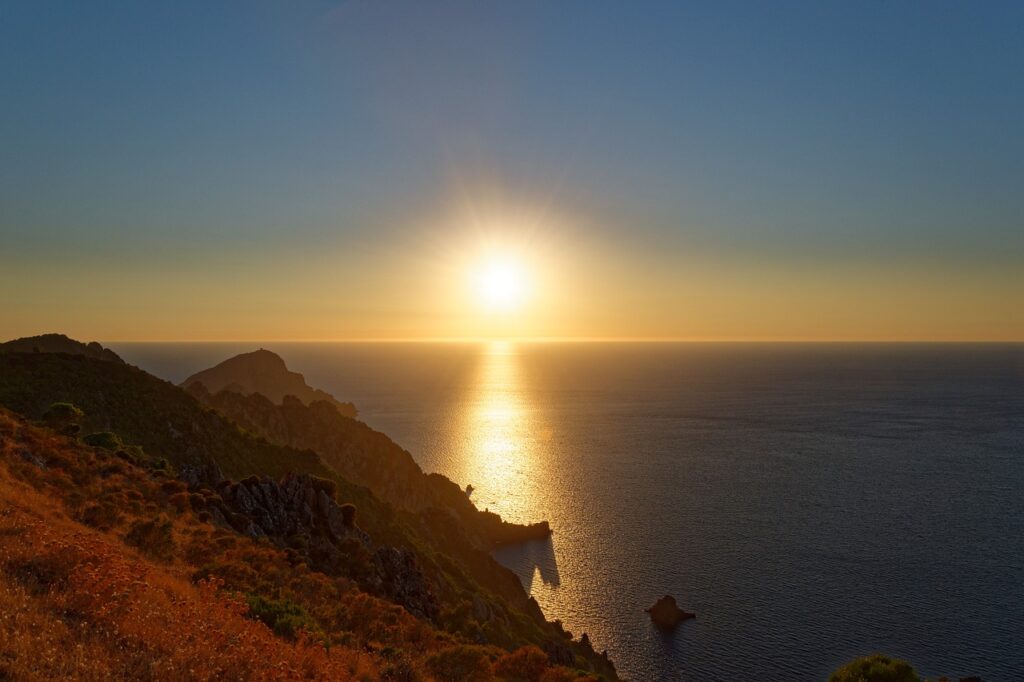 Couché de soleil sur les calanches de Piana en Corse