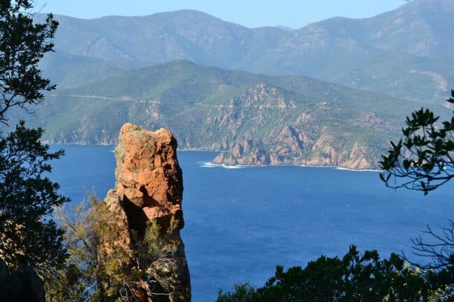 Vue de Piana en Corse avec la mer et les falaises en fond