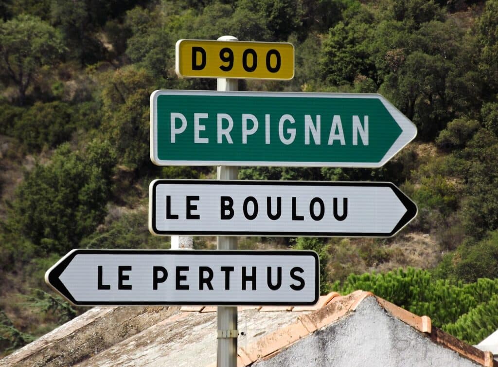 Panneaux indiquants différentes destinations dont la ville de Perpignan en Occitanie