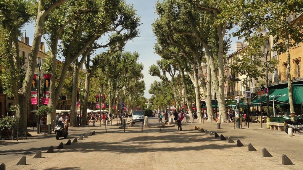 Rue d'Aix en Provence de centre ville illuminée par le soleil