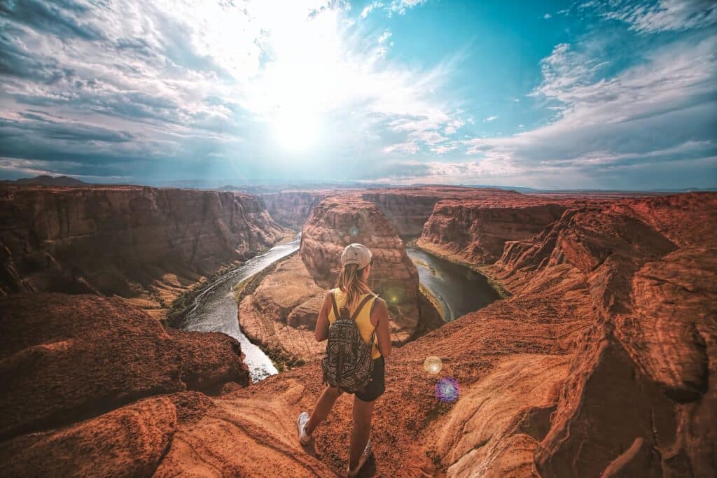 Femme admirant un canyon pendant un voyage financé par un crédit