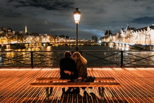 Couple amoureux sur un banc à Paris